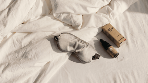 Illustration mise en scène huiles CBD et masque de nuit