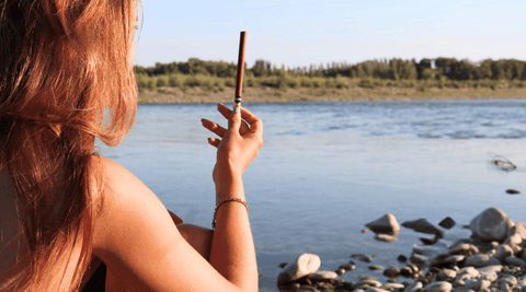 DÃ©gustation d'un cannagar au bord de l'eau au coucher du soleil