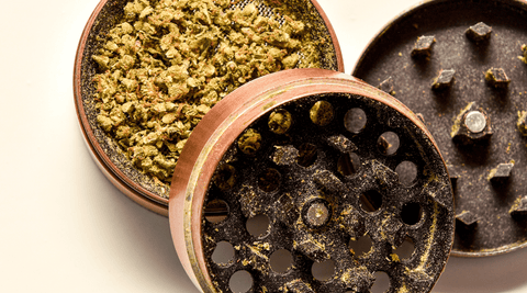 Grinder avec fleur de CBD et kief (skuff)